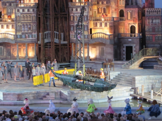 Another nice symbolism - a wrecked gondola being lifted from the canal during the overture to Eine Nacht.....